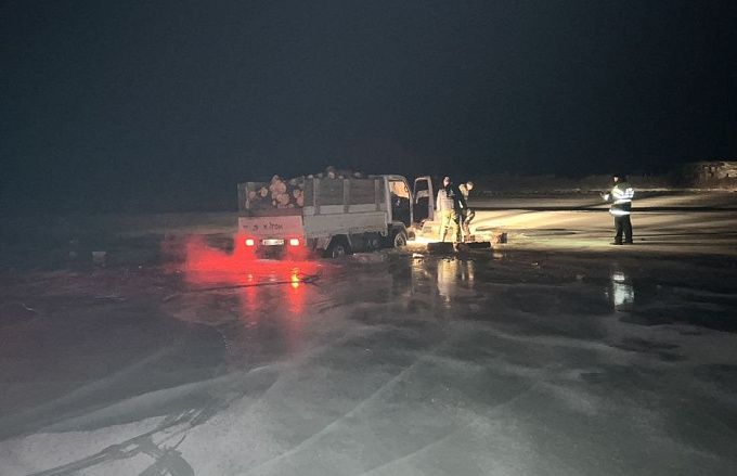 В Бурятии водитель угодившего под лед грузовика нарвался на «административку»