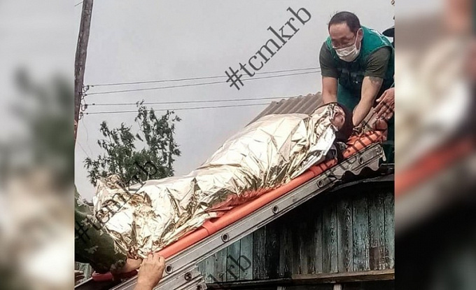 В Бурятии врачи и пожарные сняли с крыши потерявшего сознание мужчину
