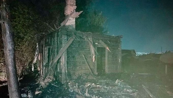 Огонь уничтожил жилой дом и гараж в Улан-Удэ