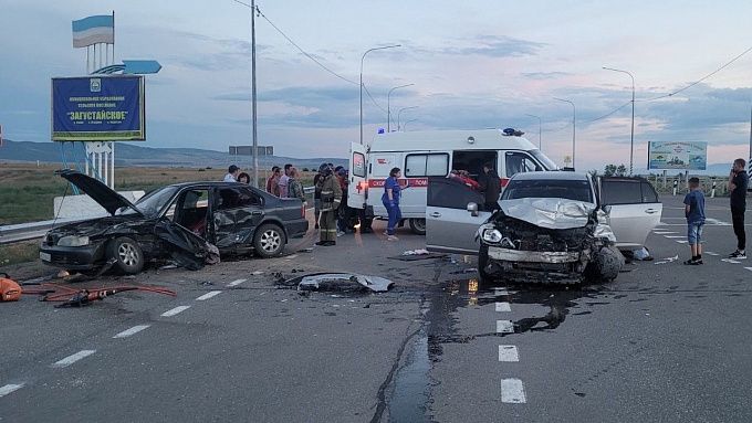 Девять человек пострадали в столкновении машин в Бурятии. ФОТО