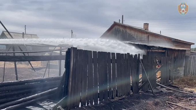 Житель Бурятии из-за дырявой бочки спалил забор и теплицу