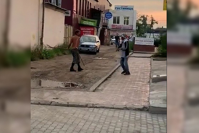 В Улан-Удэ американский экс-полицейский заснял двух дерущихся бомжей