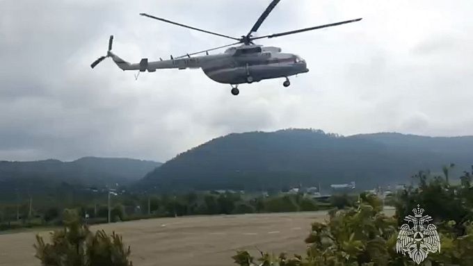 Спасатели с вертолета ищут пятерых туристов, пропавших на реке в Бурятии