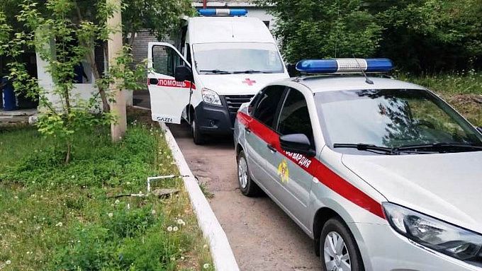 В Улан-Удэ пьяная парочка чуть не разнесла машину скорой помощи