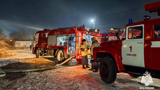 Семь взрослых и двоих детей спасли на пожаре в Улан-Удэ