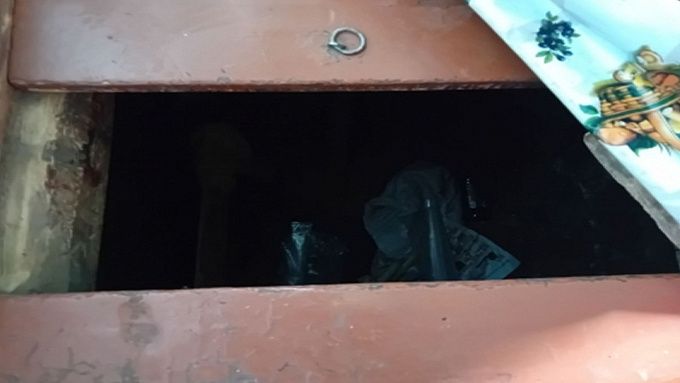 В Бурятии мужчина и двое подростков избили и заперли в подполье дедушку