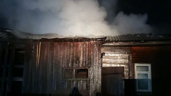 Жилой дом горел ночью в Бурятии