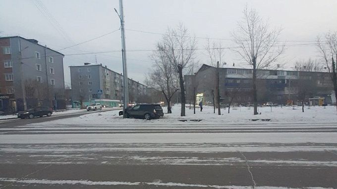В Улан-Удэ водитель попал в больницу после столкновения со столбом