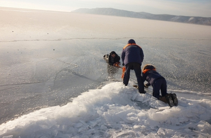 На Байкале спасли нетрезвого мужчину, дрейфовавшего на льдине