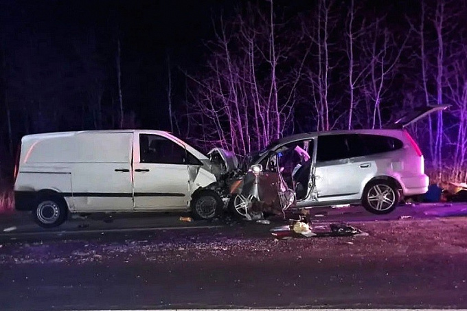 В Бурятии микроавтобус столкнулся с легковушкой. Есть погибшие и пострадавшие