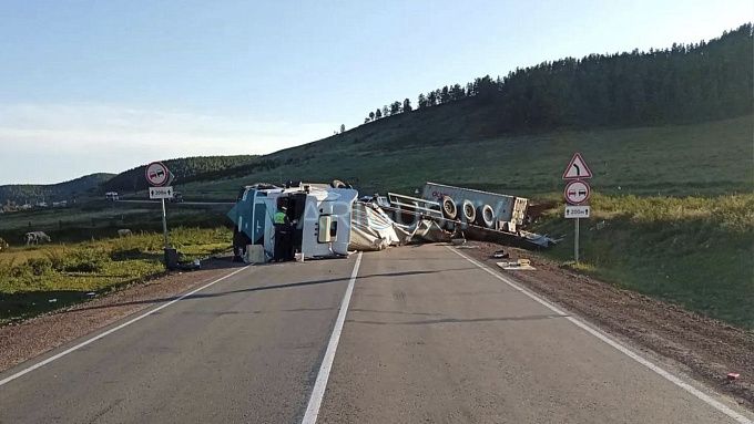 Большегруз перекрыл трассу в Бурятии