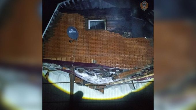 Огонь забрал дом у многодетной семьи в Бурятии
