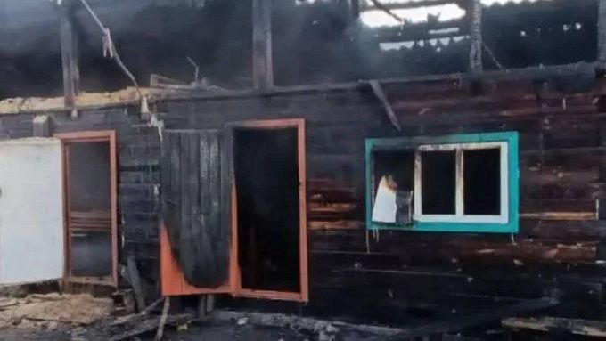 В Бурятии гараж, зимовье и пристрой пострадали в ночном пожаре