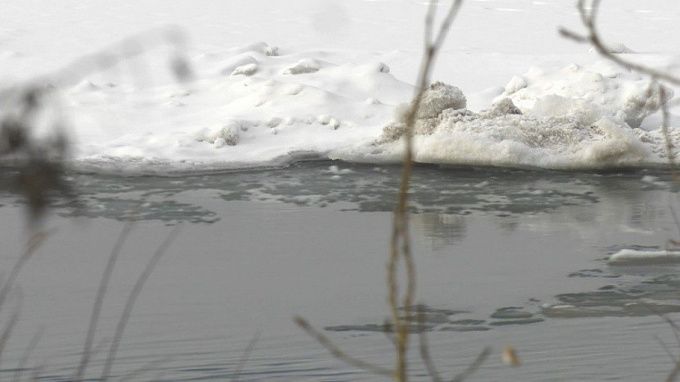 В Улан-Удэ спасатели искали детей на льду Селенги