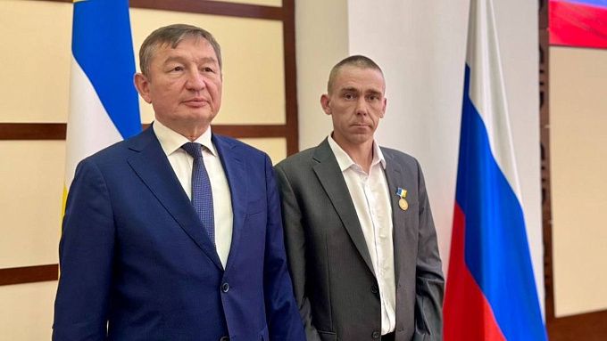 Награда нашла тракториста, рисковавшего жизнью во время спасения села от пожара в Бурятии