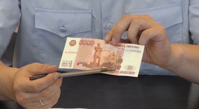 Улан-удэнец расплатился на заправке купюрами банка приколов