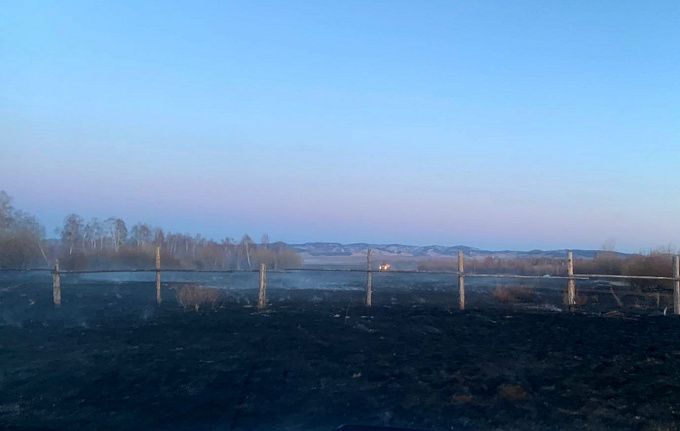 В Бурятии вспыхнувший лесной пожар угрожал селу