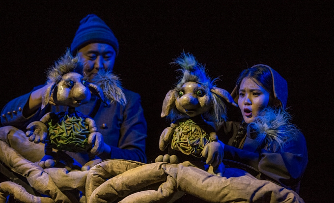 Зачем артисты театра «Ульгэр» берут кукол в кровать?