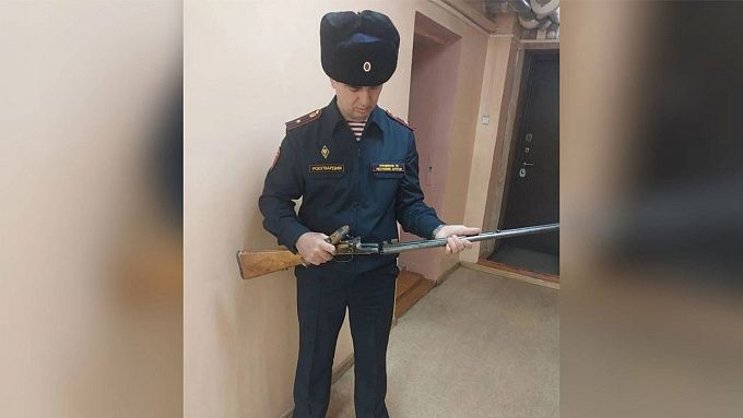 Житель Бурятии нашел в шкафу покойной матери ружье
