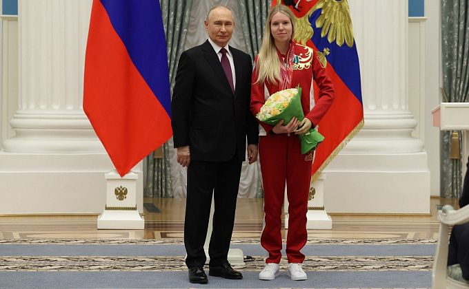«Великолепный дебют»: Путин вручил орден горнолыжнице из Байкальска