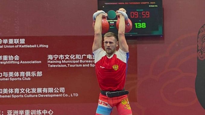 Новые мировые рекорды установили бурятские гиревики в Китае