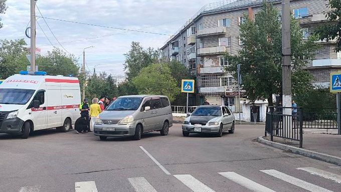 Подростки на мопеде попали под колеса авто в Улан-Удэ