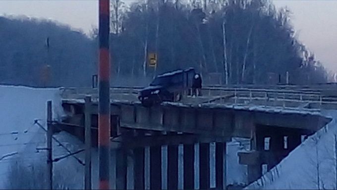 В Бурятии машина повисла на мосту