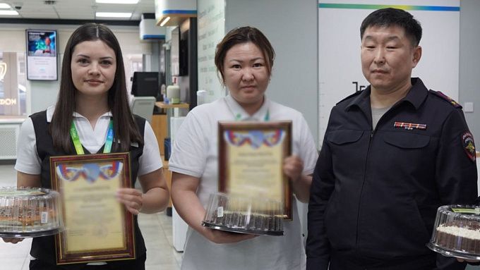 В Улан-Удэ бдительные сотрудницы банка уберегли пенсионерку от мошенников