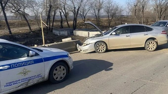 Легковушка врезалась в бетонный блок в Улан-Удэ. Пострадала пожилая пассажирка 
