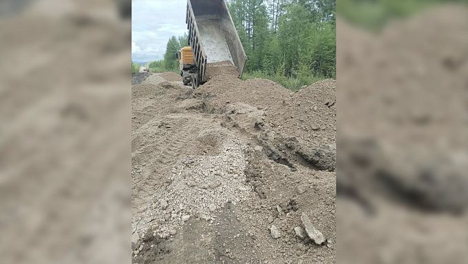 Промоины и ямы на грунтовой дороге устраняют в районе Бурятии