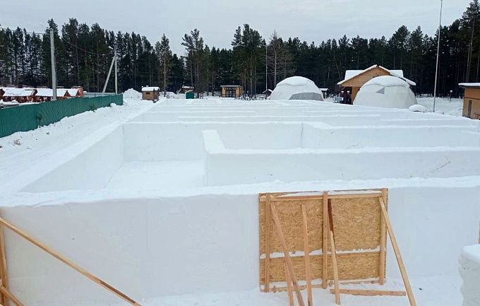 В Бурятии построили снежный лабиринт на Байкале