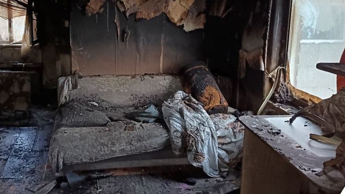 «У нас ничего не осталось»: в Улан-Удэ многодетная семья потеряла дом в огне