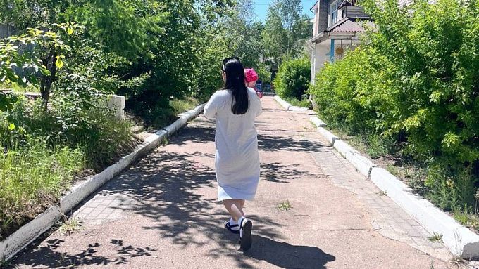 В Бурятии мама воссоединилась с дочкой после лечения от зависимости