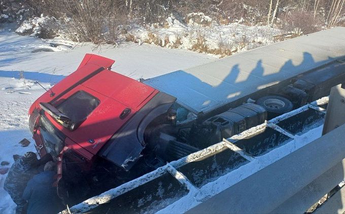 Большегруз слетел с моста в районе Бурятии 