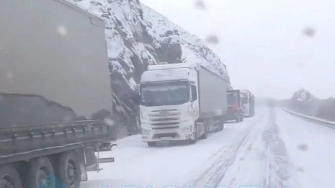 ‎Движение для большегрузов ограничили на трассе «Байкал» из-за снегопада. Обновлено 