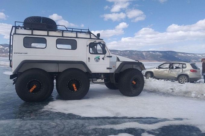 На льду Байкала столкнулись Volkswagen и вездеход. Есть пострадавшие