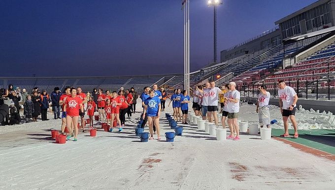 В Улан-Удэ на стадионе более 50 человек облились холодной водой