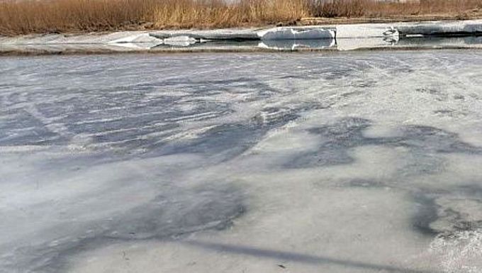 Автомобиль провалился под лед на озере в Бурятии