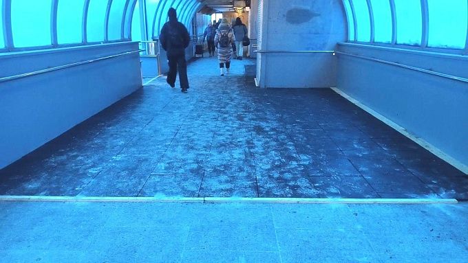 В Улан-Удэ укладывают резиновое покрытие в переходе на Центральном рынке