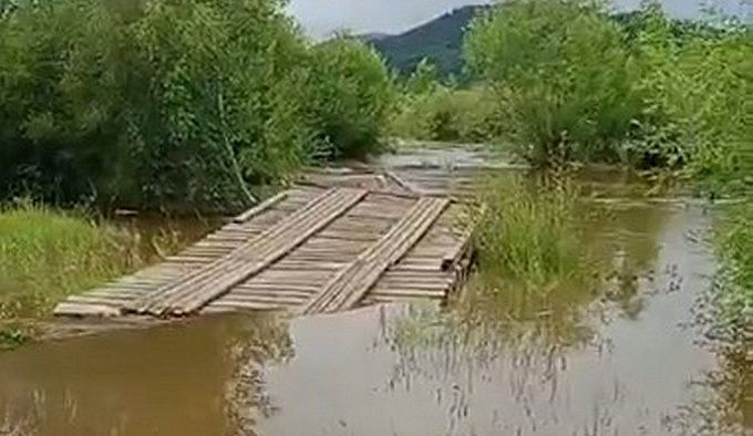 Разлившаяся река изолировала два села в Бурятии