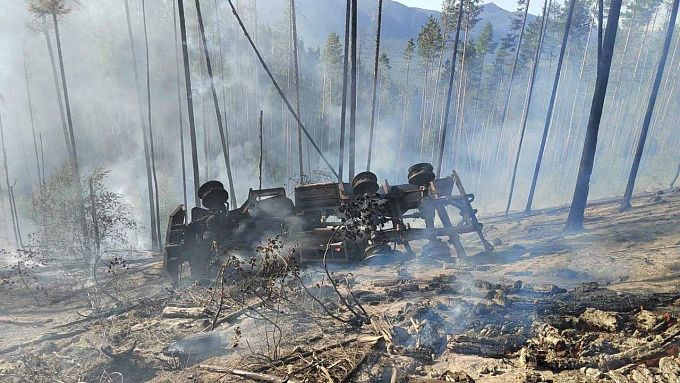 В Бурятии из-за перевернувшейся машины вспыхнул лесной пожар 