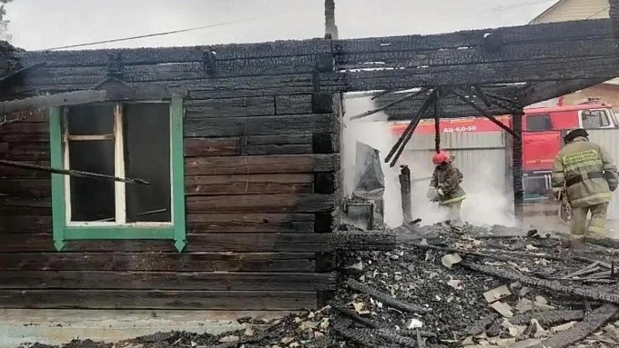Пожар повредил баню и зимовье, а затем перекинулся на соседний участок в пригороде Улан-Удэ
