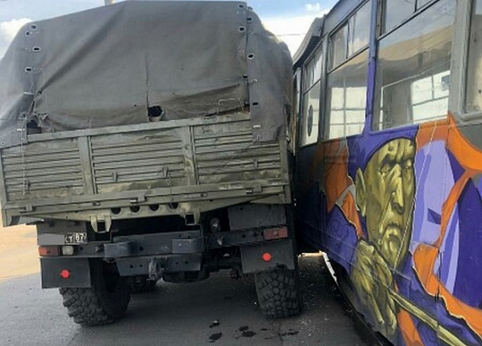 Грузовик врезался в трамвай в Улан-Удэ