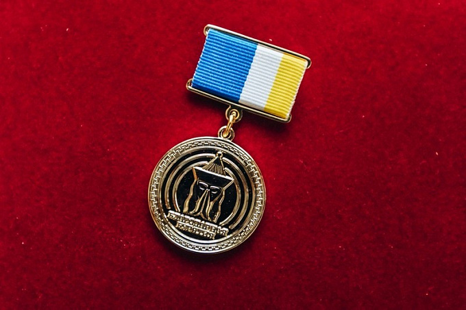 Медработников, волонтеров и санврачей Бурятии наградили медалями «По зову долга и сердца»