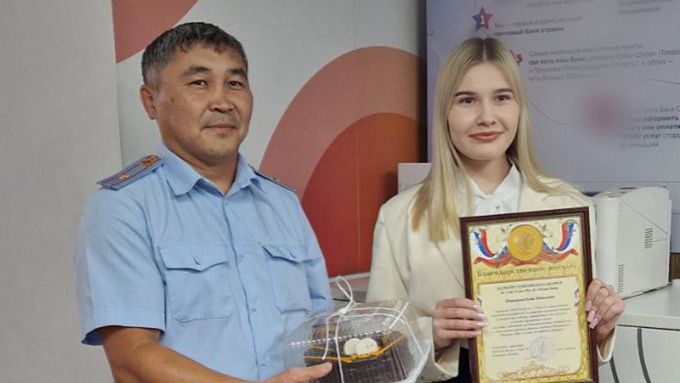 Сотрудница банка уберегла 67-летнюю улан-удэнку от мошенников