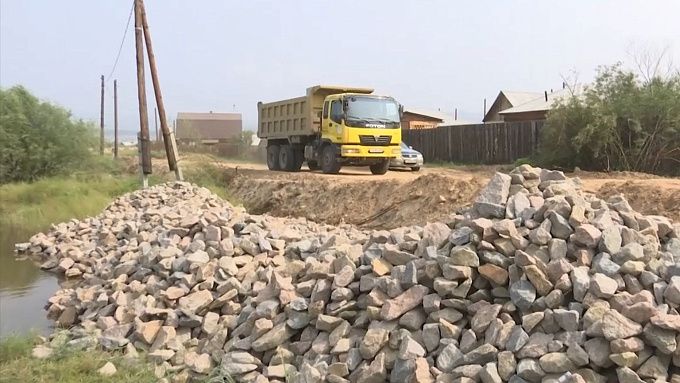 Защитную насыпь от паводков разворовывают в Улан-Удэ 