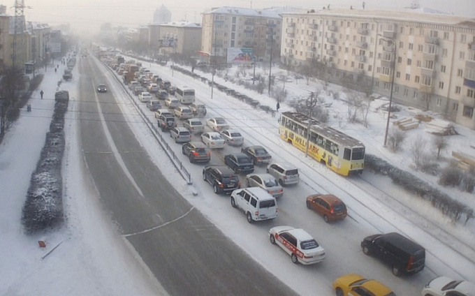 Сломанный трамвай и выпавший снег: Улан-Удэ снова встал в пробках (ВИДЕО)