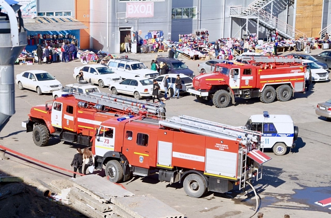 В Улан-Удэ после «АвтоЛидера» загорелся рынок «Народный». Всего эвакуировали около 110 человек