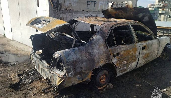 В Улан-Удэ из-за детской шалости сгорела машина