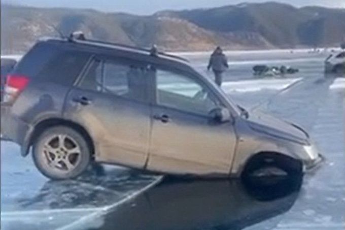 Автомобиль провалился в трещину на льду Байкала